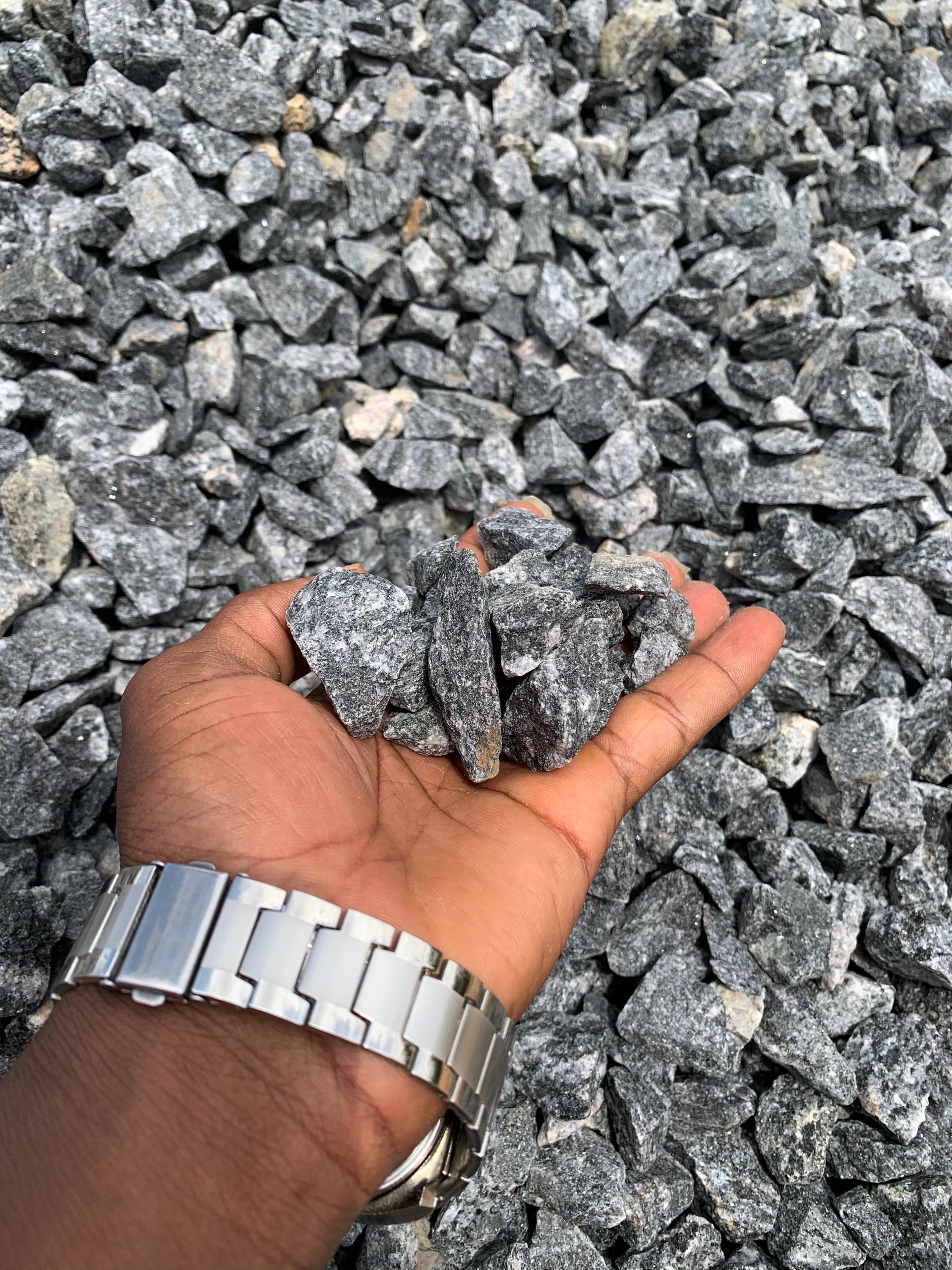 Gravier concassées /dans camion de 6roues / au prix de 12500f/m3