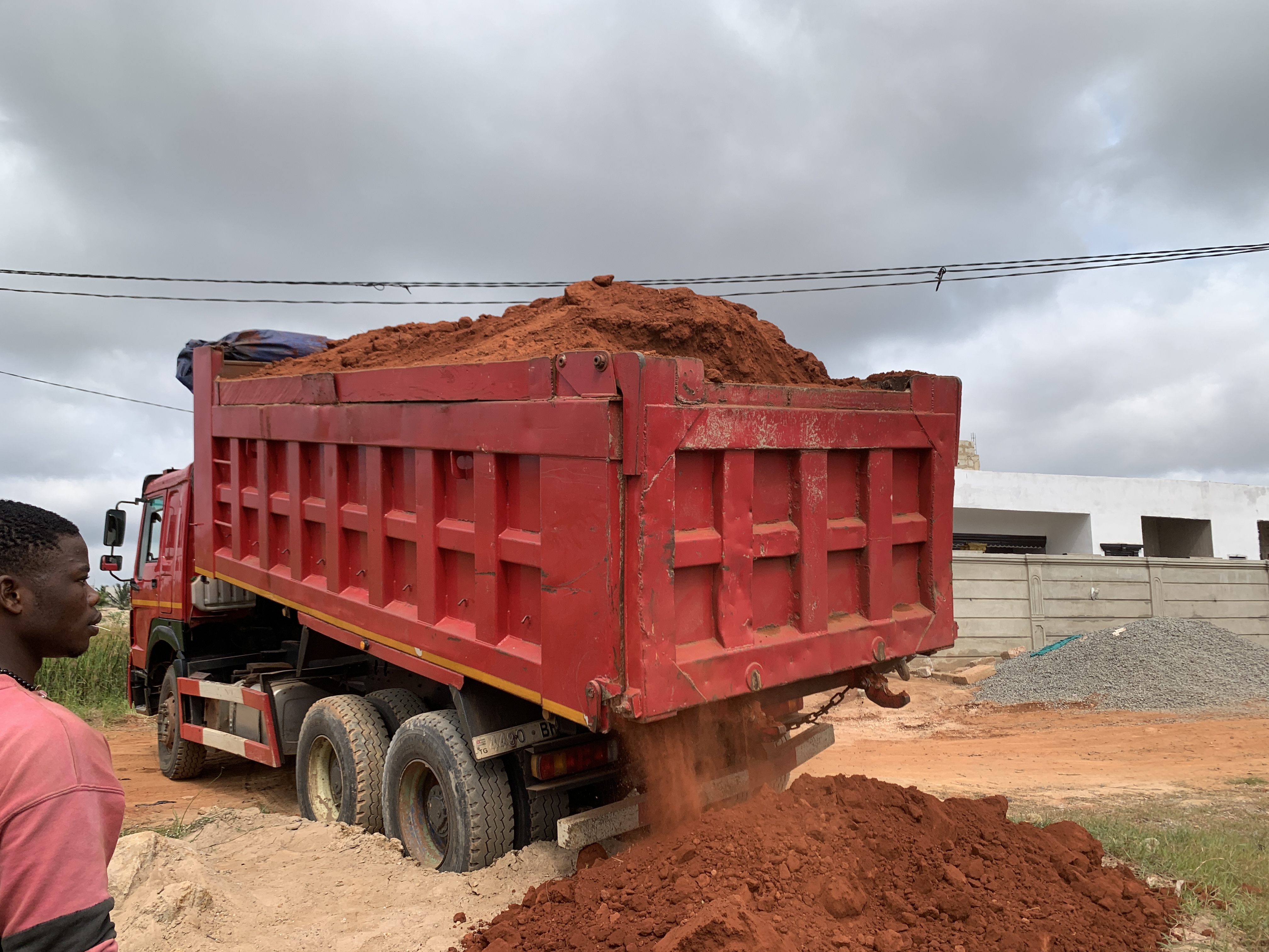 Sable rouge / au prix de 4000f/m3
